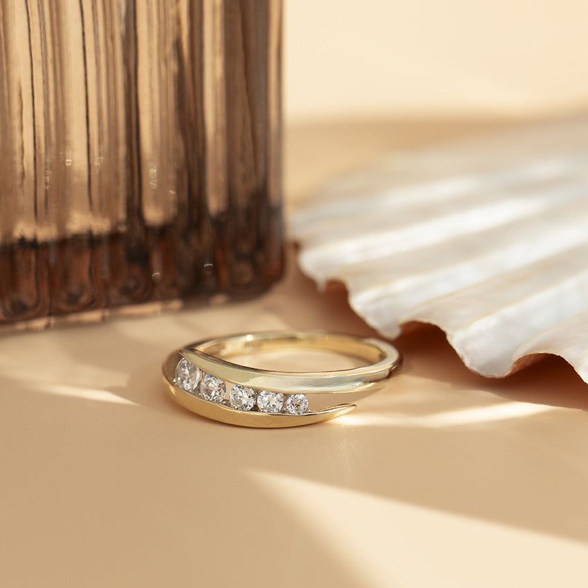 Gold hammered ring with zirconia 14 kt