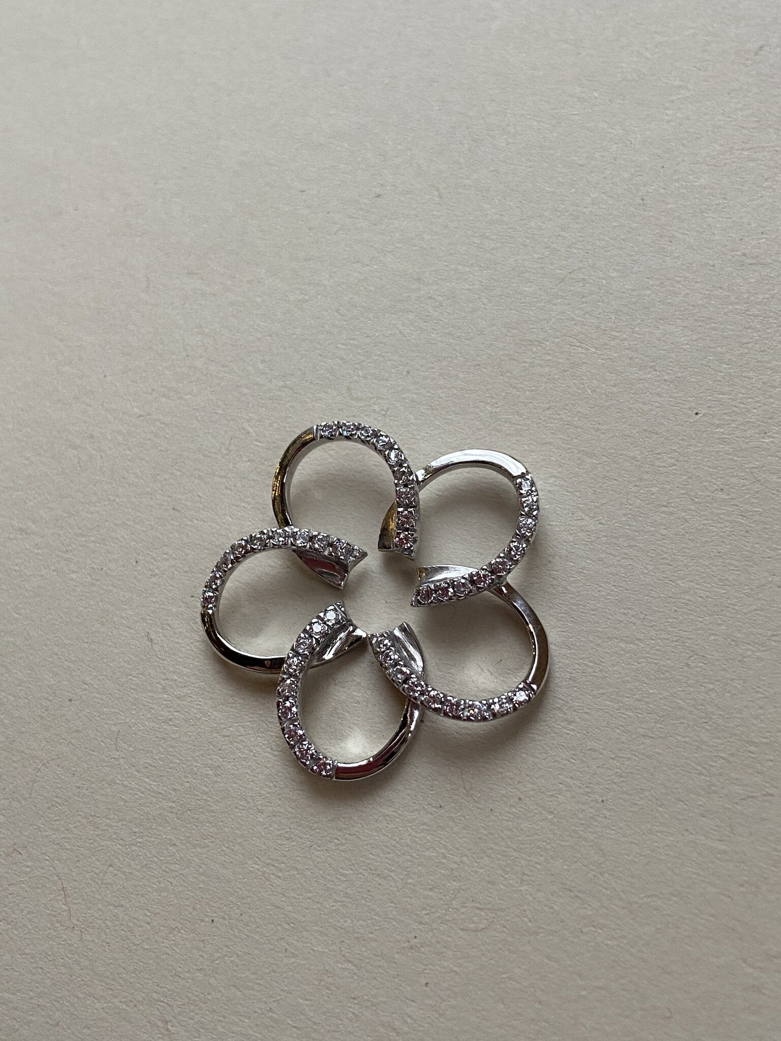 White gold flower pendant with diamond 18 karat