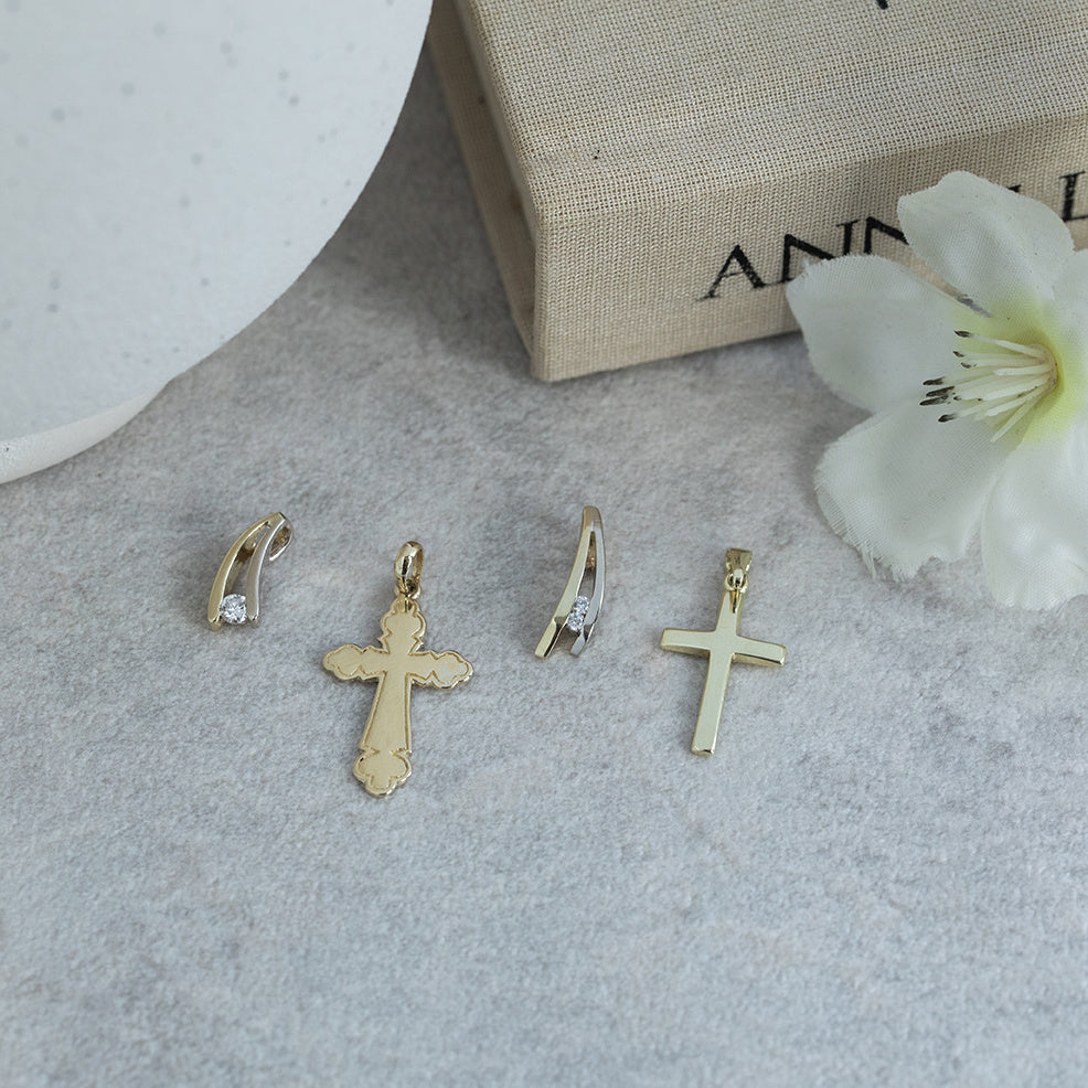 Gold pendant with diamond by Desiree 14 karat