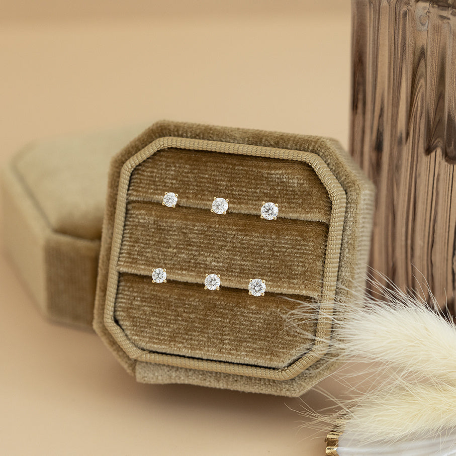 Yellow gold solitaire stud earrings with diamond 14 kt