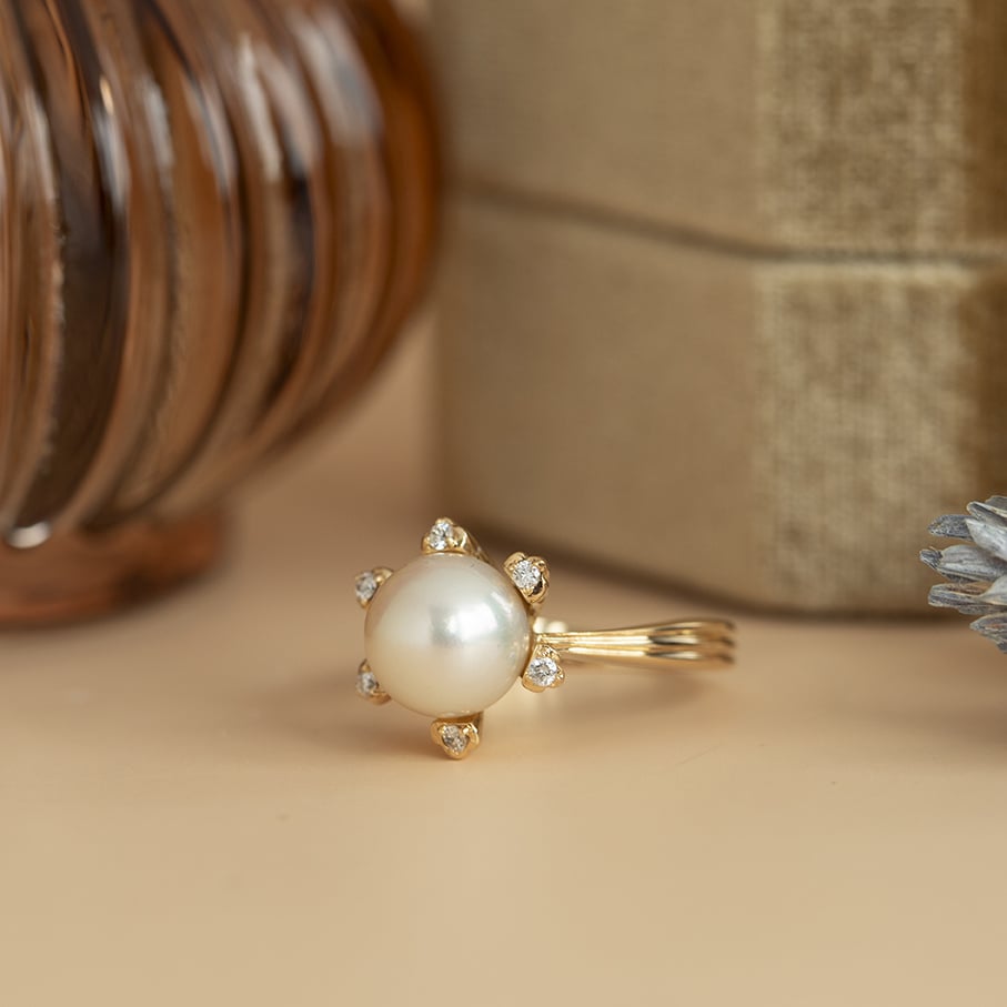 Gold entourage ring with pearl and diamond 18 karat