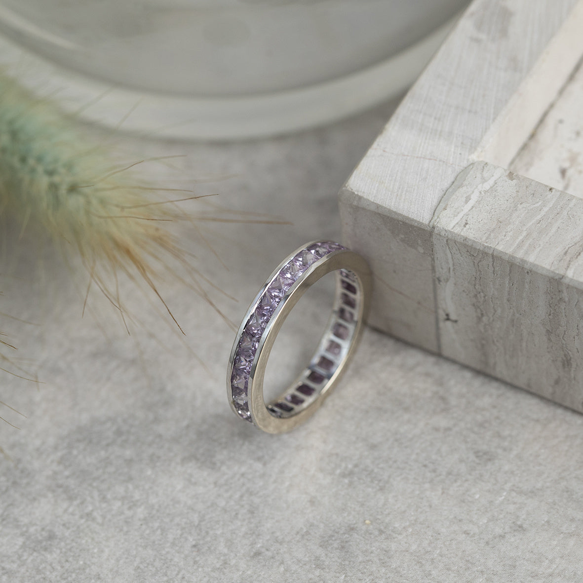 Witgouden alliance ring met roze saffier 18 krt