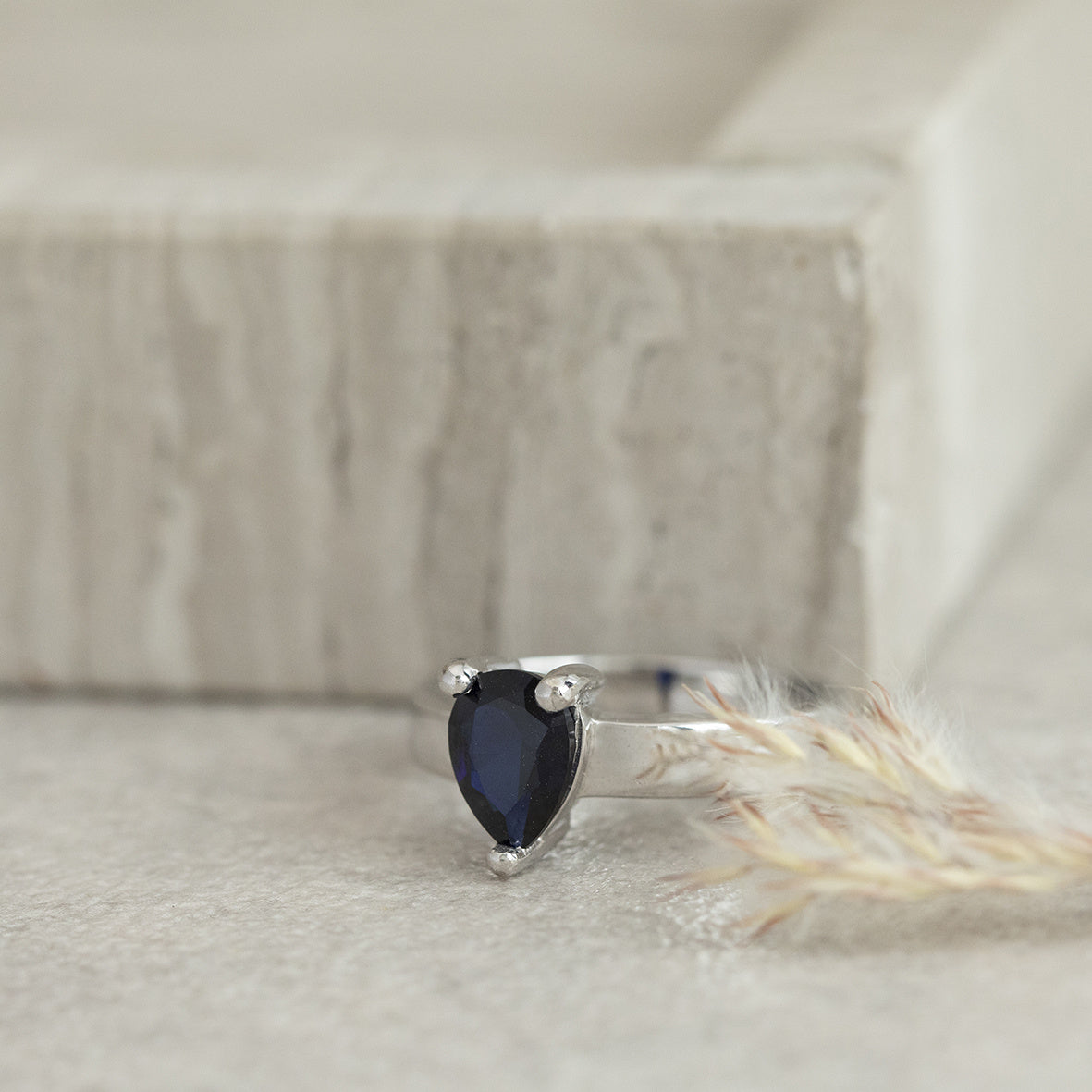 White gold ring with blue sapphire 18 karat