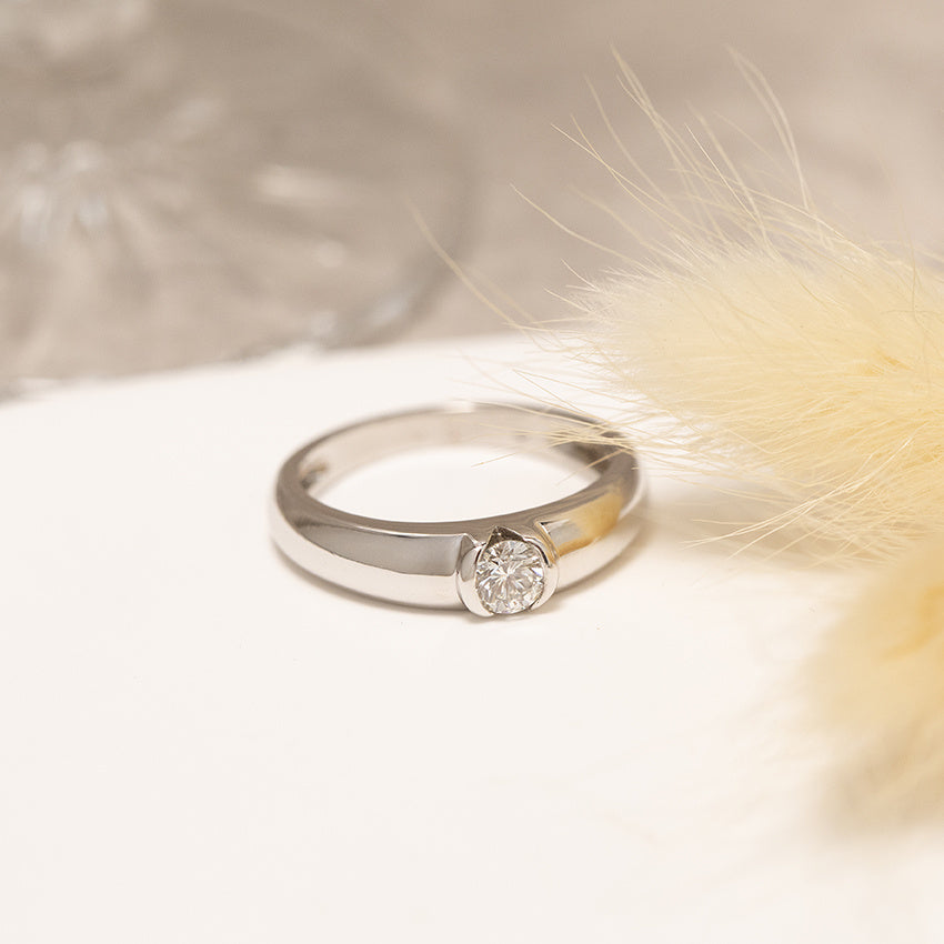 White gold ring with diamond 18 karat