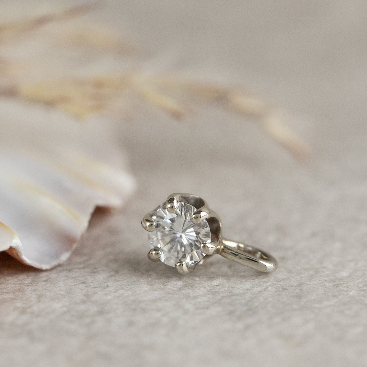 White gold solitaire pendant with diamond 14 kt