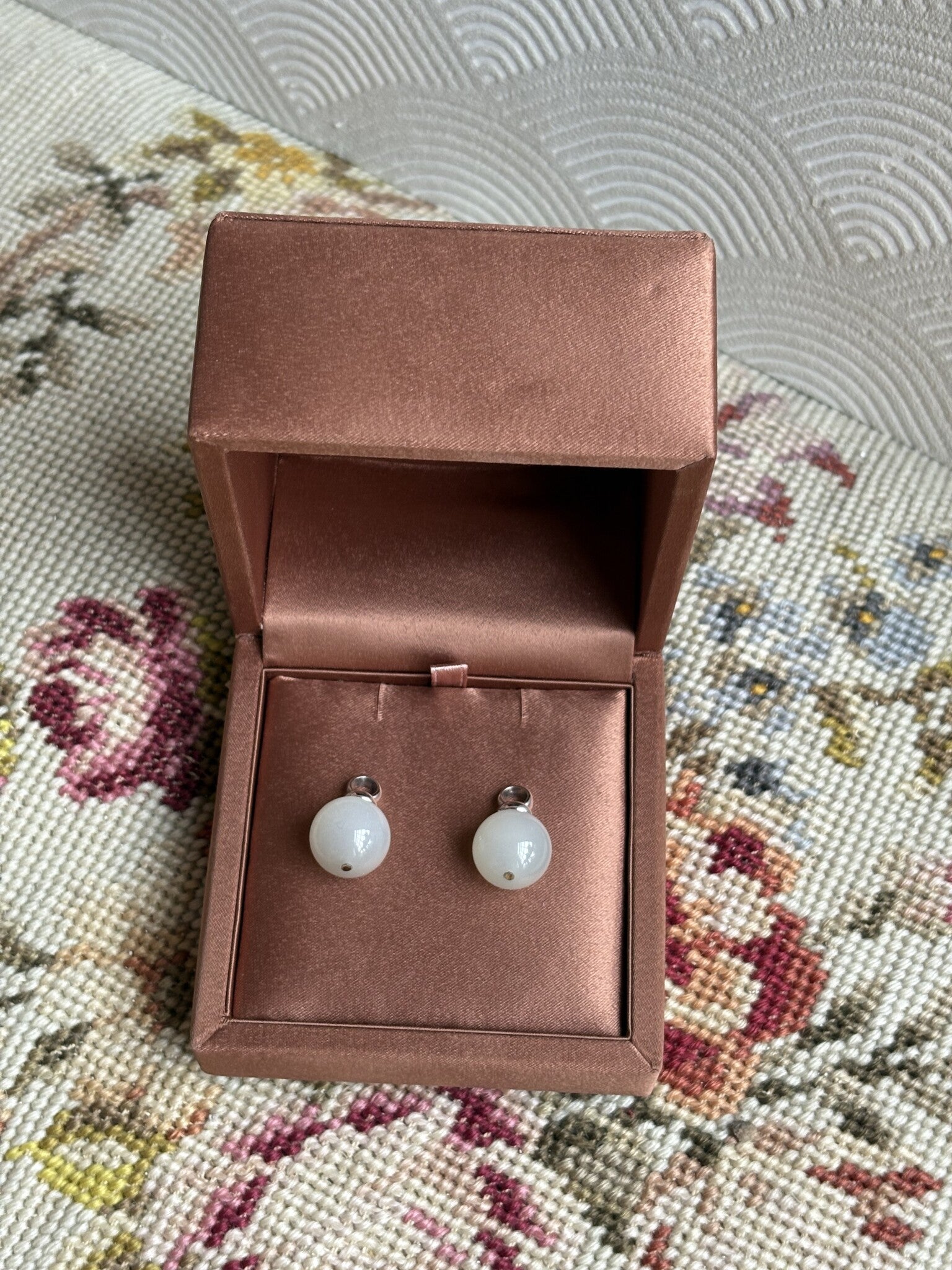 Witgouden aanhangers van Bron Jewelry 14 karaat