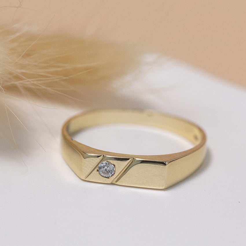 Gold signet ring with zirconia 14 karat