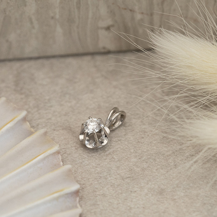 White gold solitaire pendant with diamond 14 karat