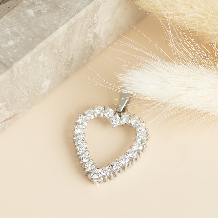 White gold heart pendant with diamond 18 karat