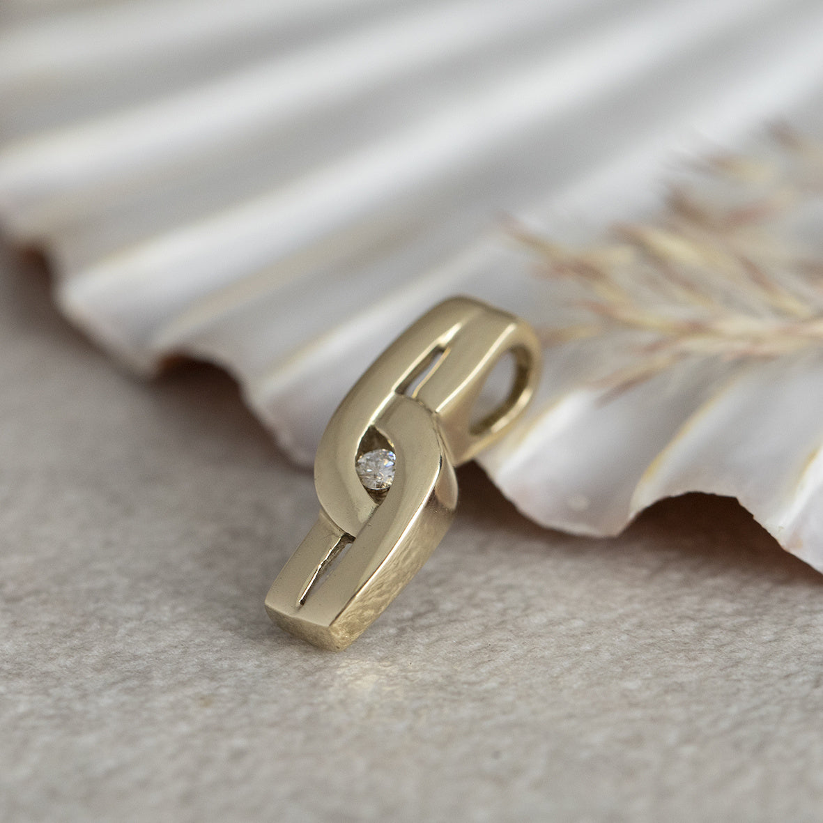 Gold pendant with diamond from Jeunesse 14 kt