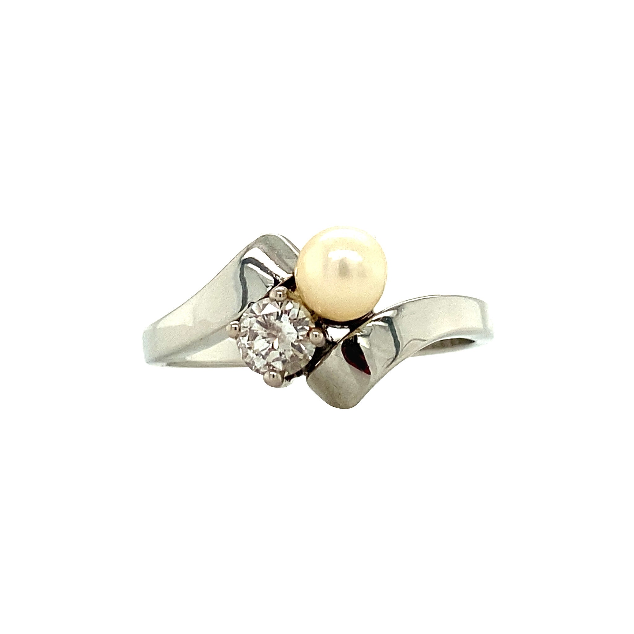 White gold ring with pearl and diamond 14 kt