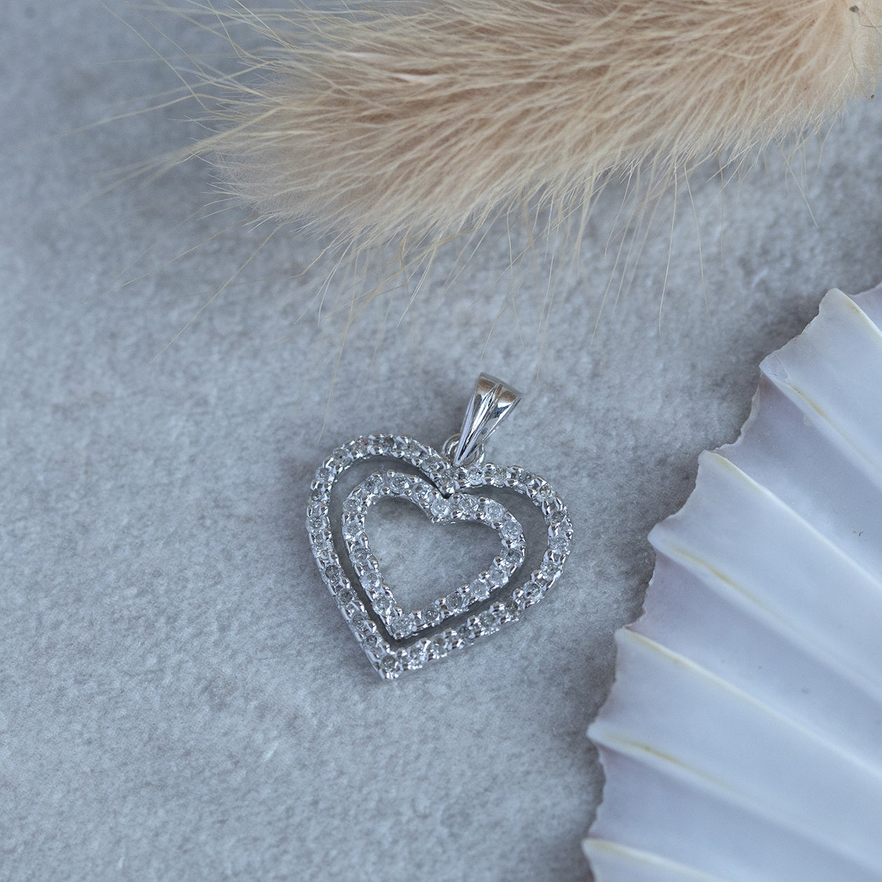 White gold heart pendant with diamond 18 karat