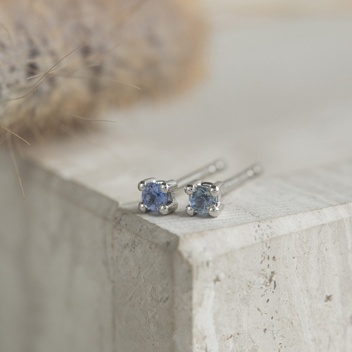 White gold solitaire stud earrings Miss Spring 14 kt