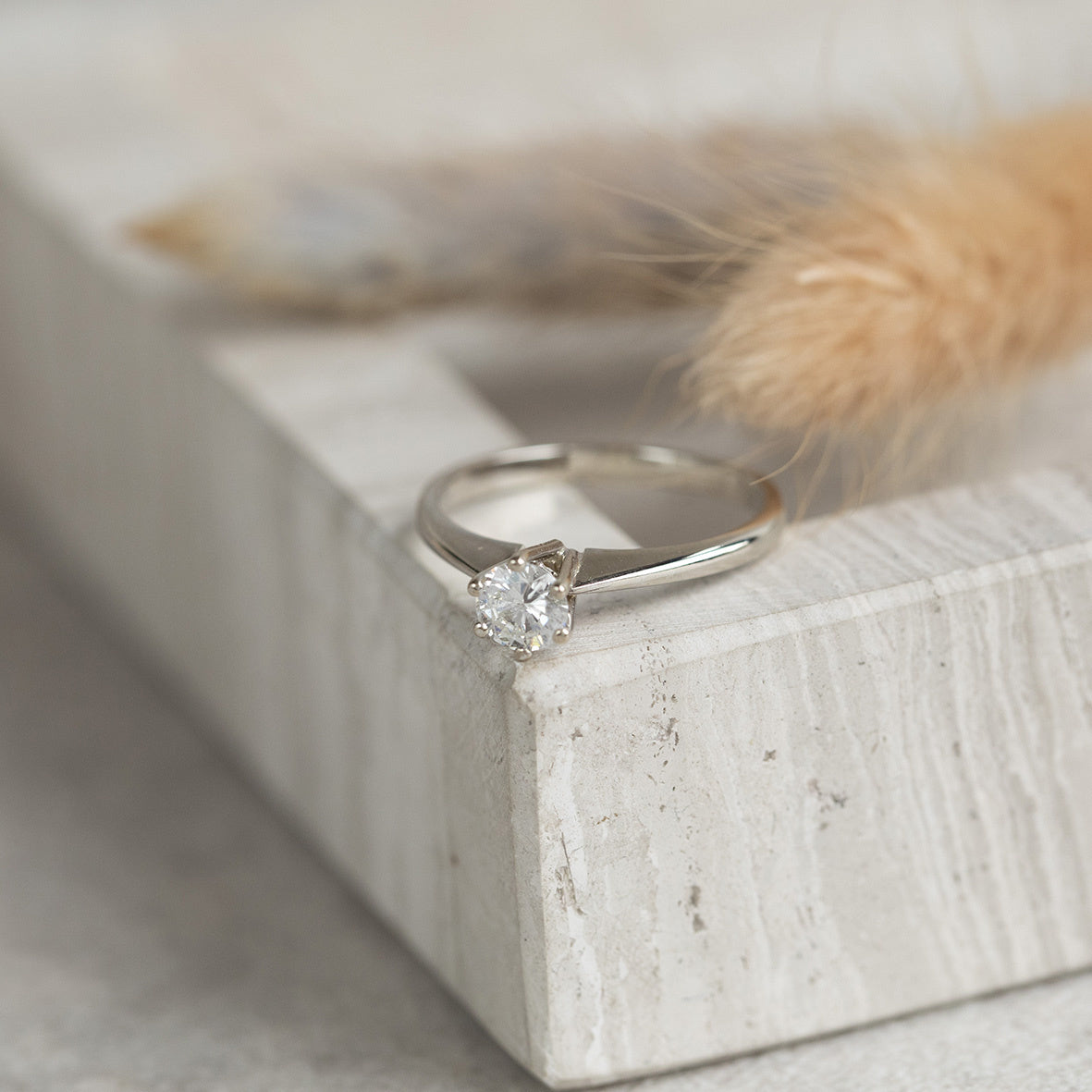 White gold solitaire ring with diamond 14 kt