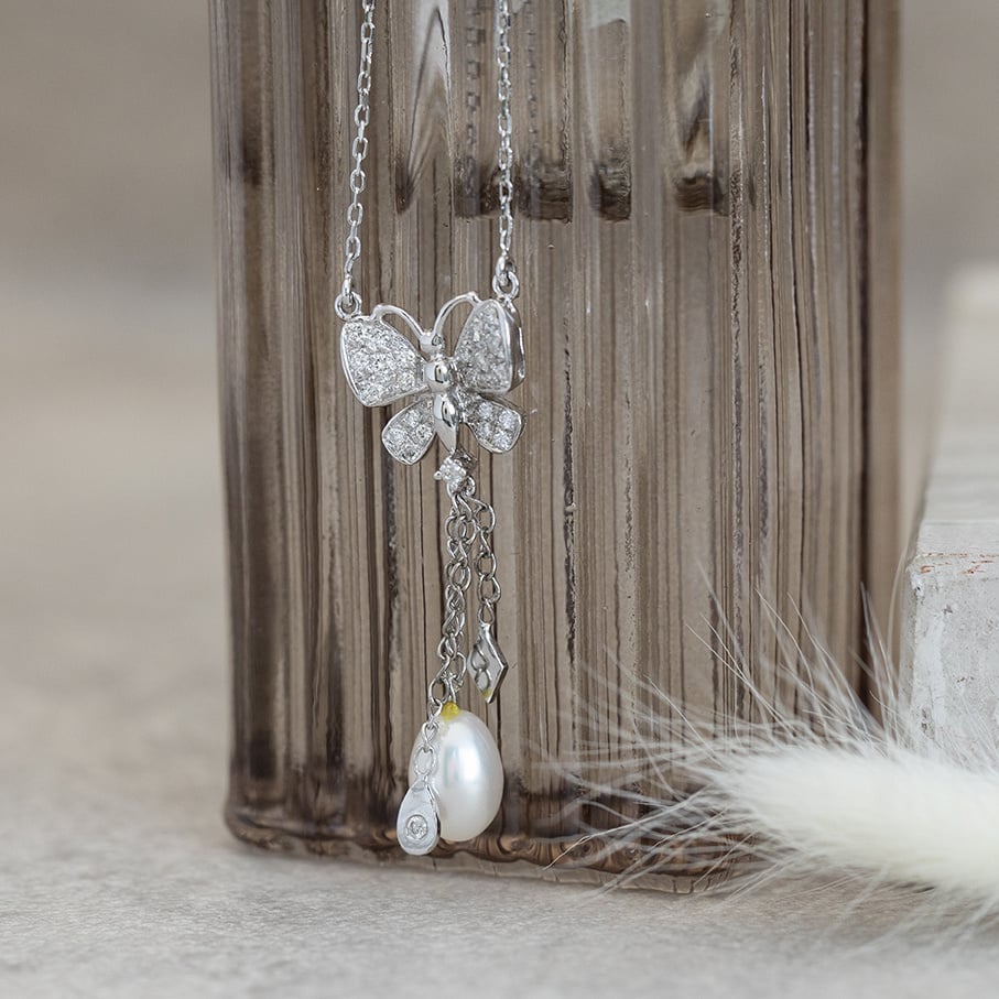 White gold necklace with diamond butterfly and pearl 42 cm 18 karat