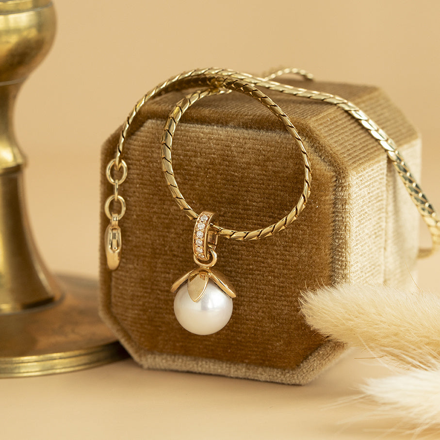 Gold pendant with pearl and diamond 14 karat