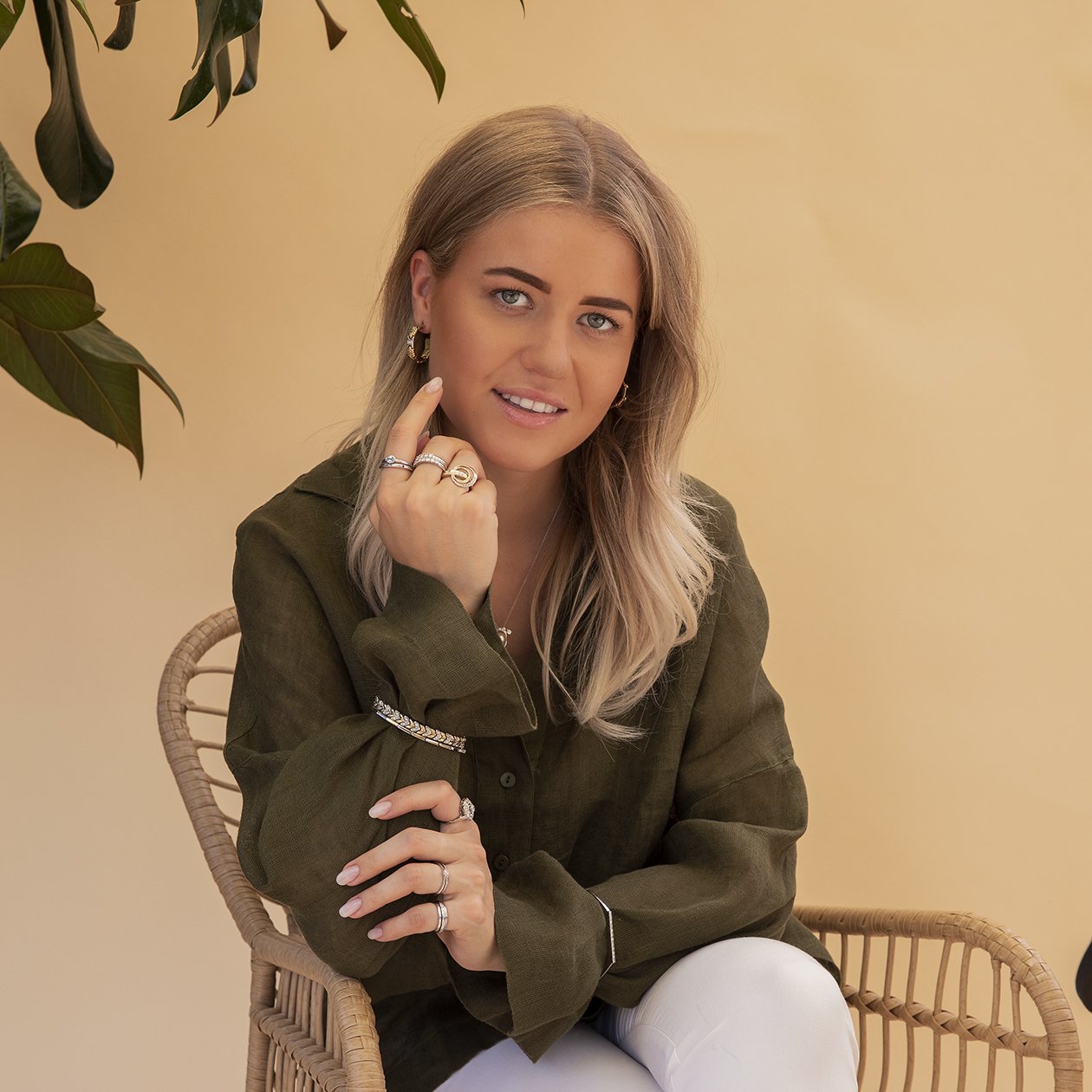 White gold bangle with diamond 14 karat