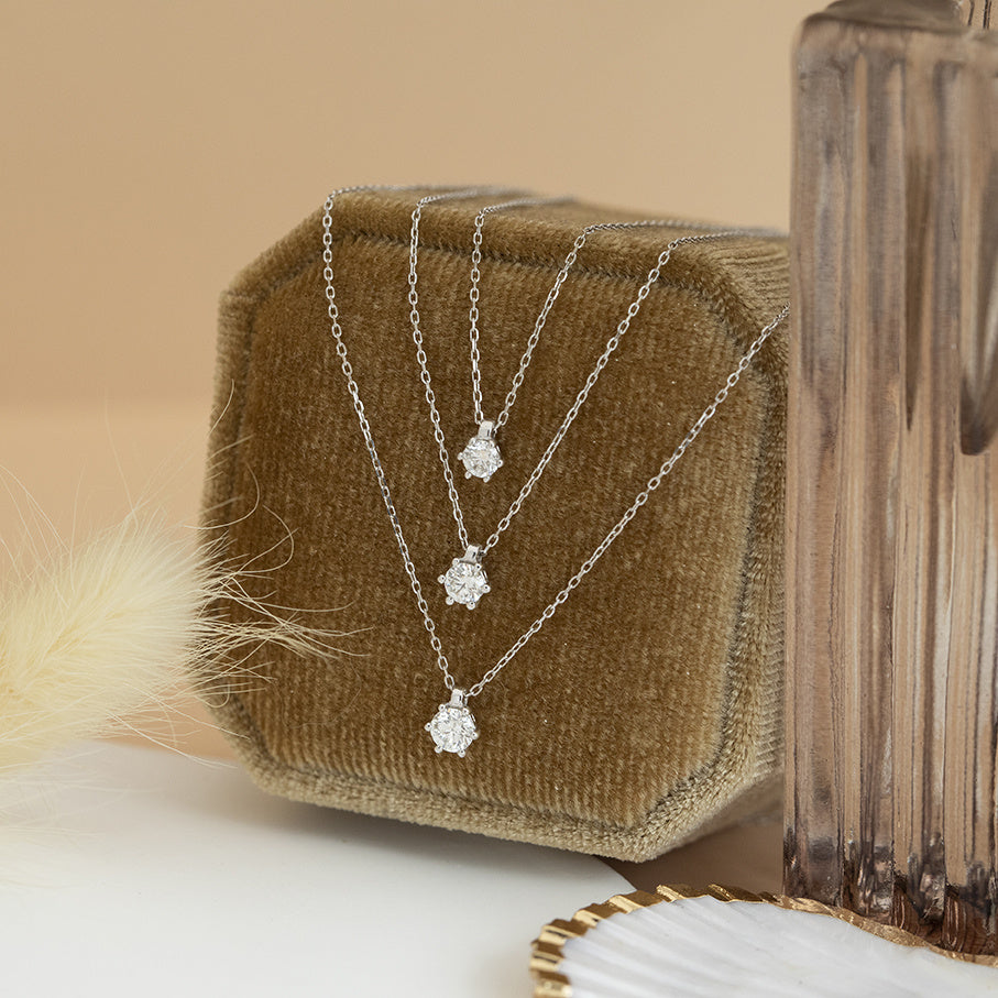 White gold solitaire necklace with diamond 14 kt