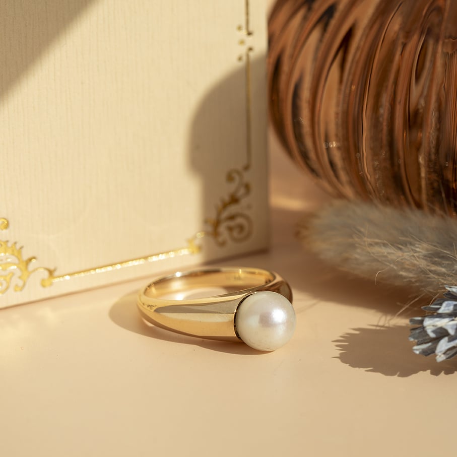 Gold ring with pearl 18 karat