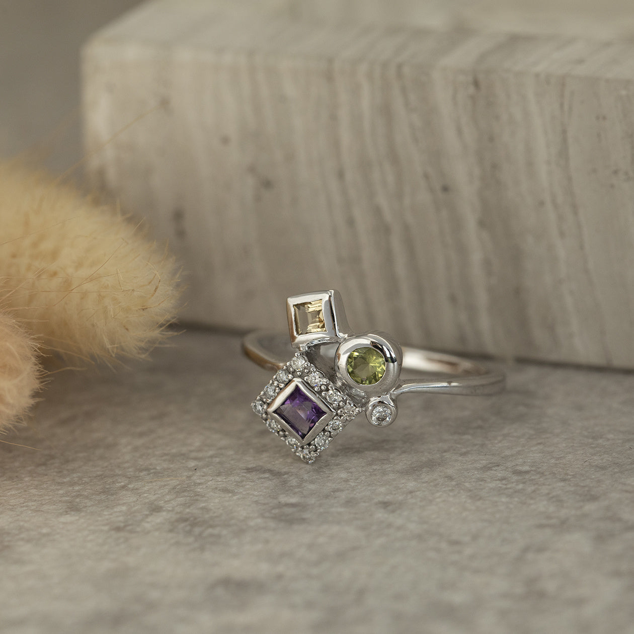 White gold ring with diamond and colored gemstones 14 kt