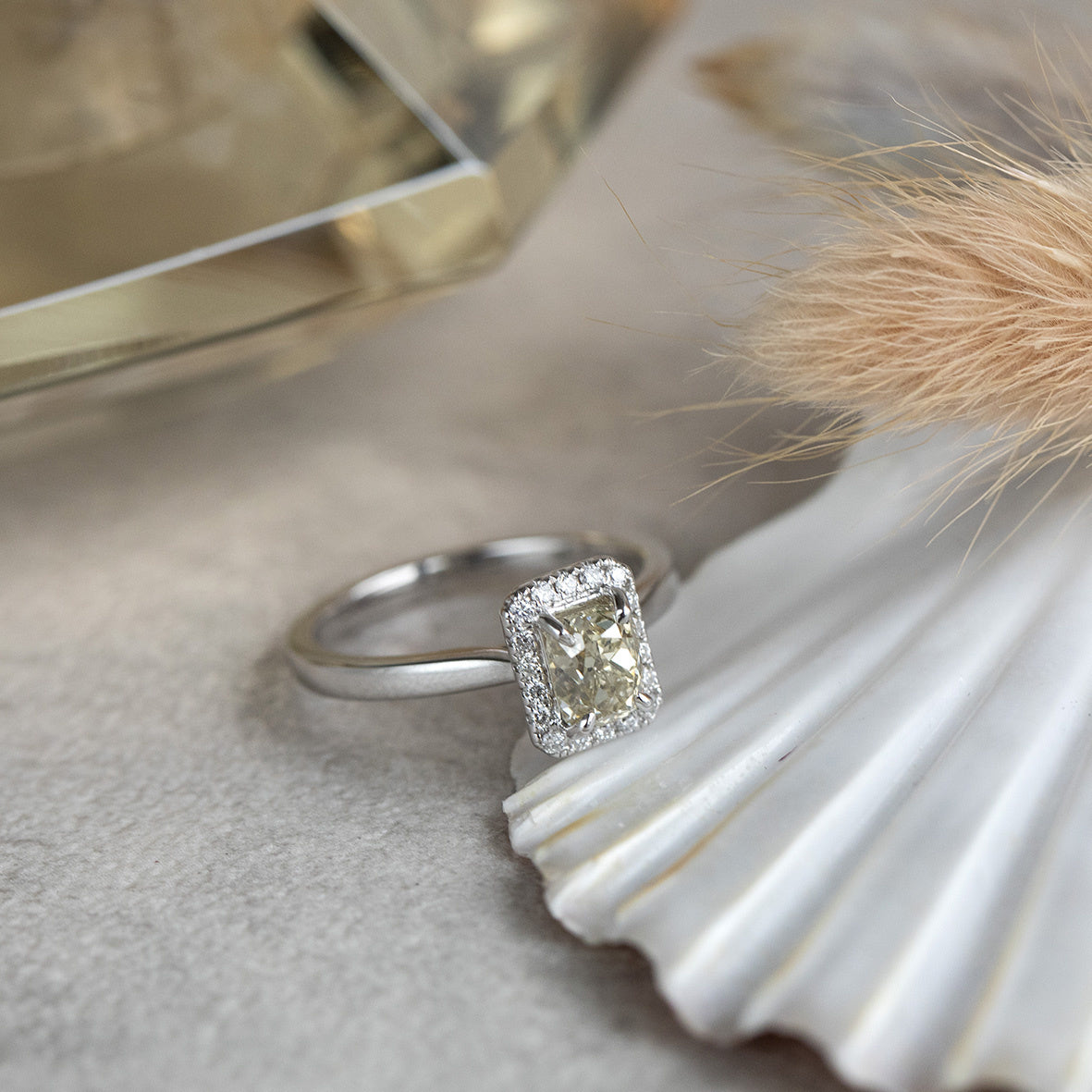 White gold ring with 1.11ct. diamond 14 kt *new