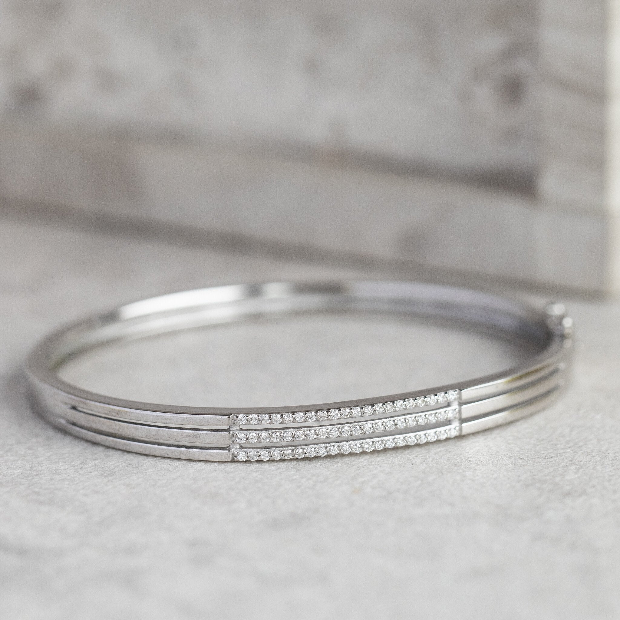 White gold bangle with diamond 14 kt