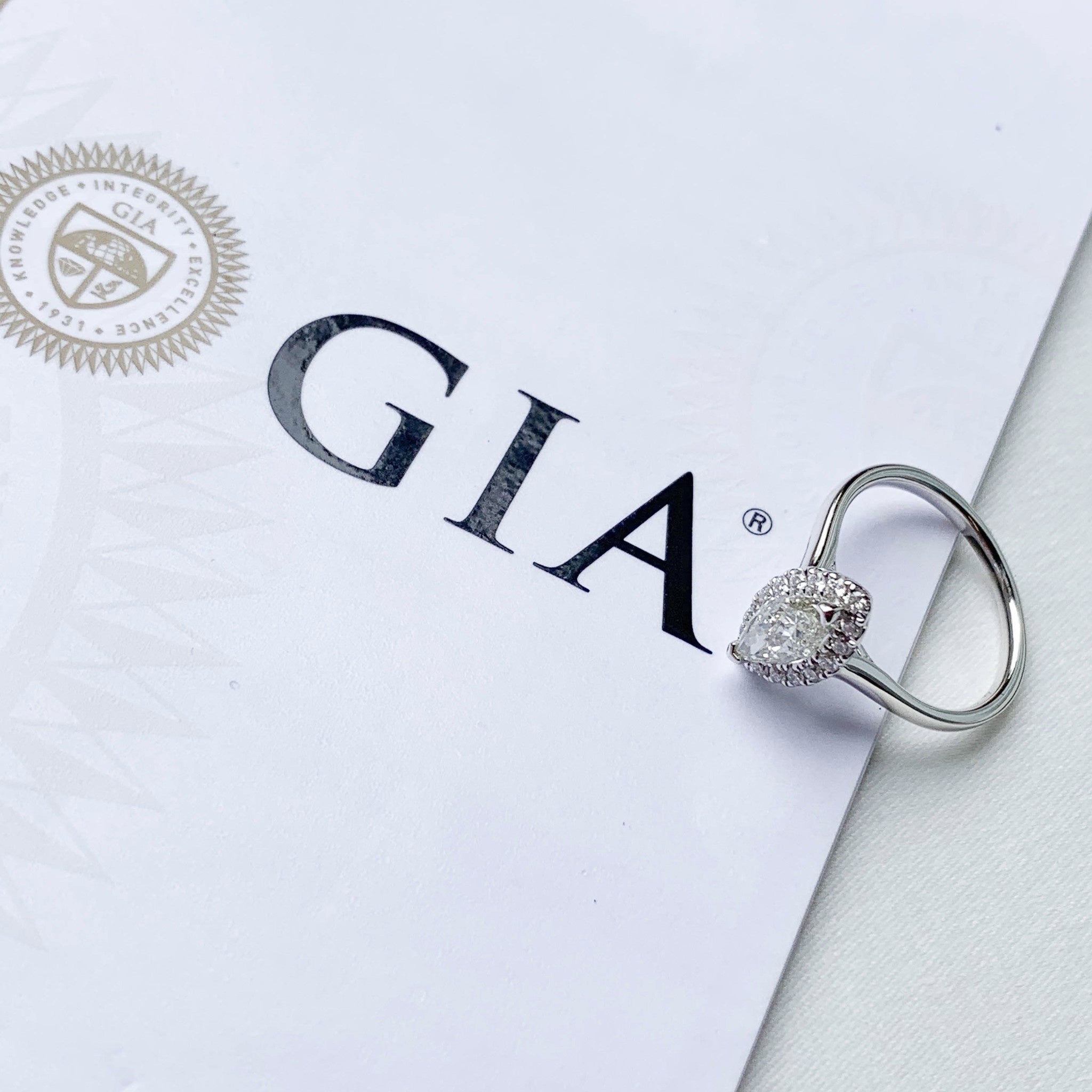 White gold ring with diamond 18 kt* new