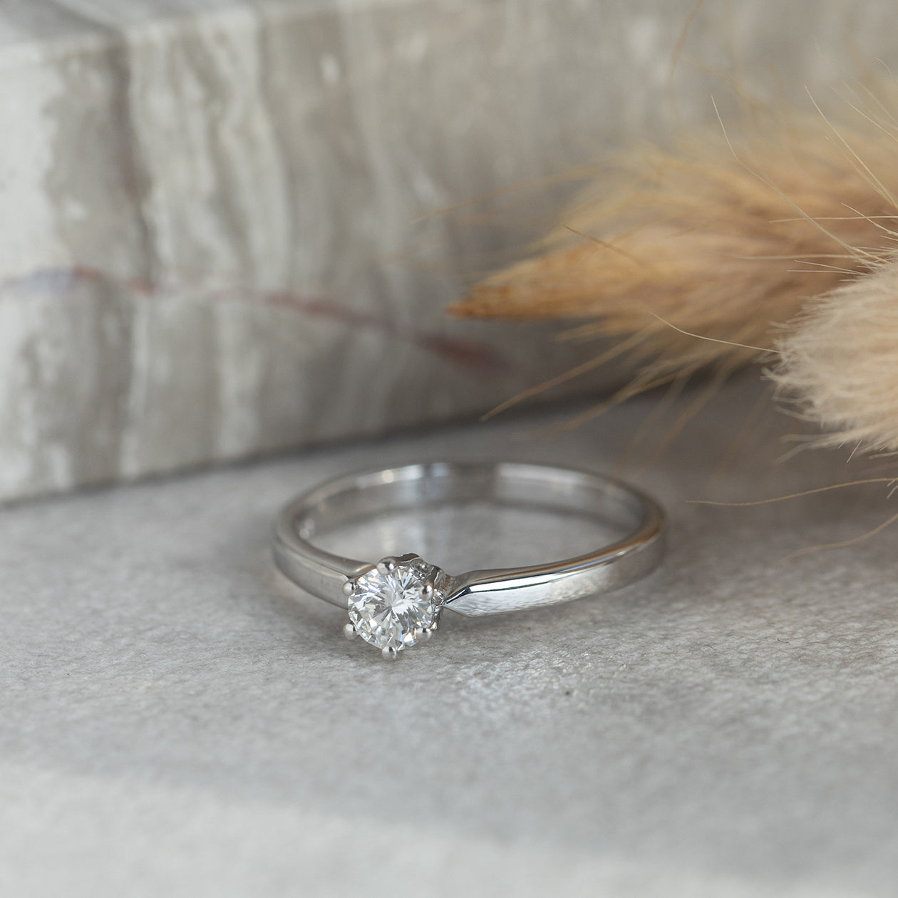 White gold solitaire ring with diamond 18 kt