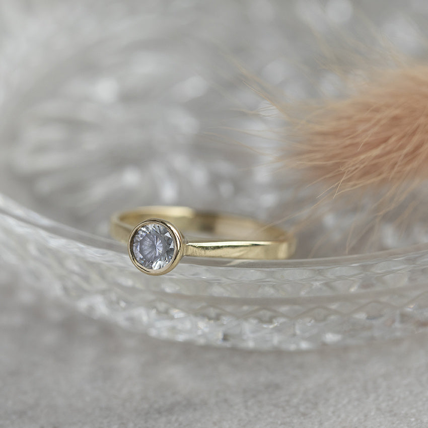 Gold solitaire ring with zirconia 14 kt