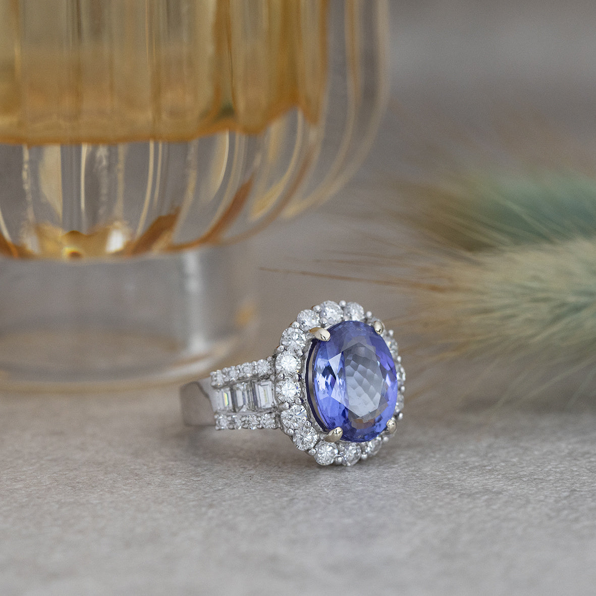 White gold entourage ring with tanzanite and diamond 18 kt