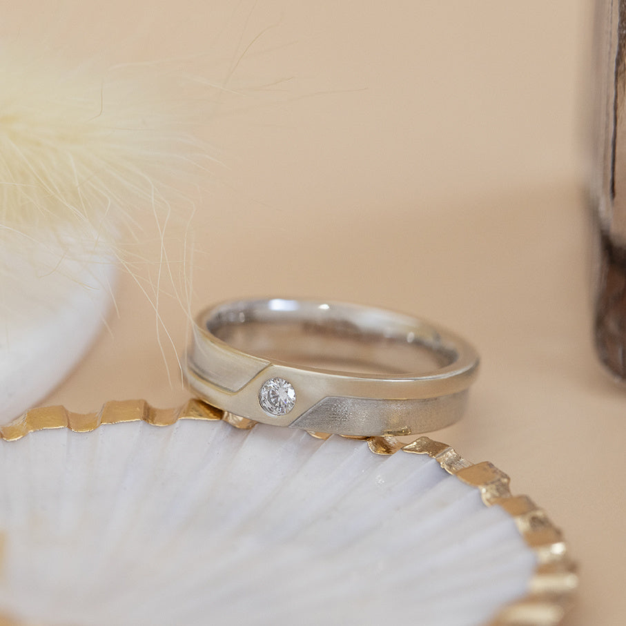 Witgouden ring met diamant 18 karaat