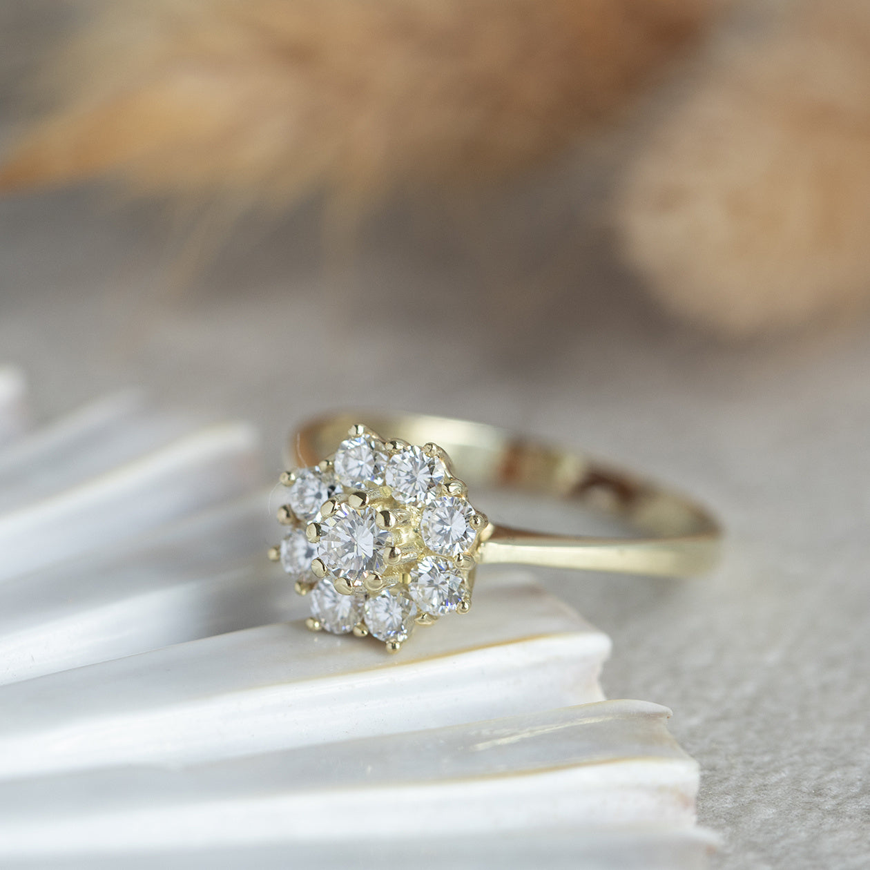 Gold entourage ring with diamond 14 kt